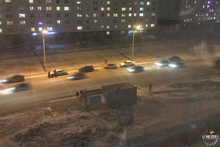 Колеса пробивают автомобилисты на улице Снежиной в Новосибирске