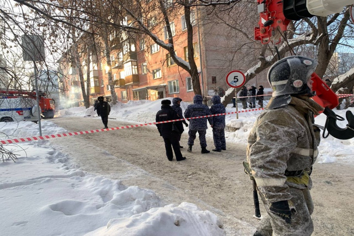 Движение по улице Линейной в Новосибирске перекрыли после взрыва газа в пятиэтажке