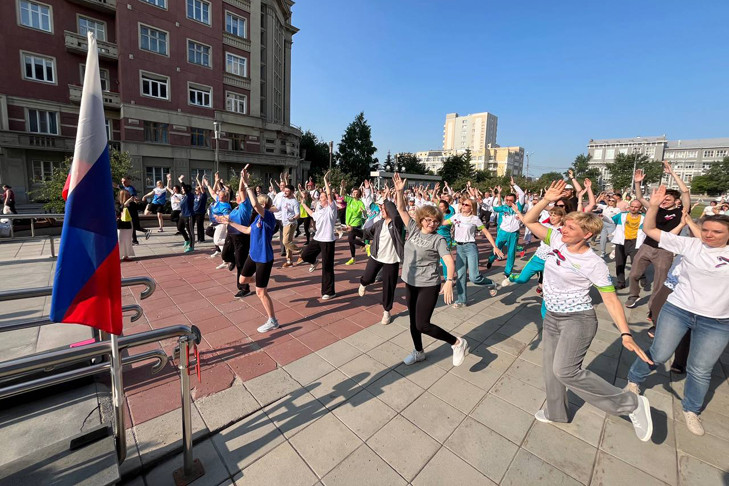 Госслужащие Новосибирска взбодрились «по-русски» у здания правительства