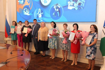Премией в 200 тысяч рублей наградили лучшую воспитательницу Новосибирской области