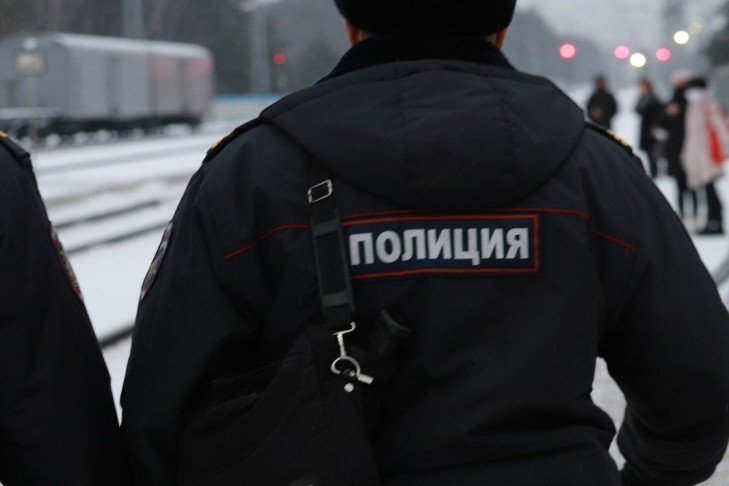 Два пакетика с марихуаной обнаружили в автомобиле полицейского из Новосибирска