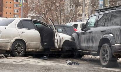 Четыре автомобиля столкнулись на парковке на Бориса Богаткова в Новосибирске