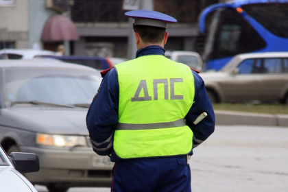 Водитель без прав врезался в дорожный знак в Новосибирске