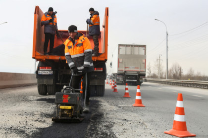 В Новосибирской области досрочно начали ямочный ремонт горячим асфальтом