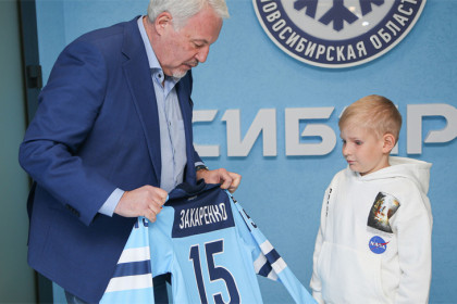 Мальчик с онкологией из Новосибирска подписал контракт с ХК «Сибирь»