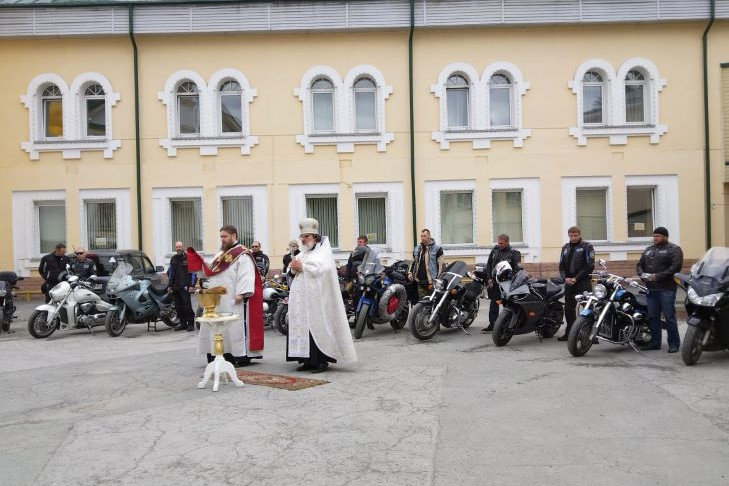 Мотоциклы байкеров освятили в одном из храмов Новосибирска