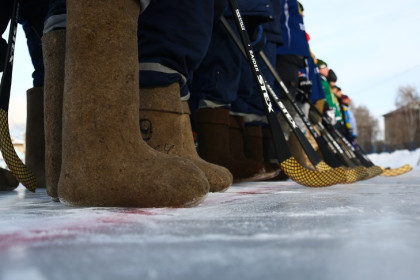 «Не в чем к миленькой сходить»: сотрудники МЧС надели валенки на «Сибсельмаше»