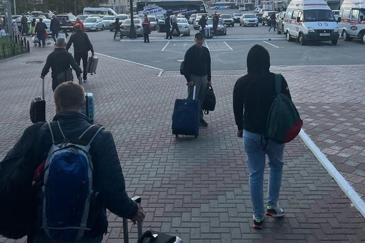Пассажиры севшего на пшеничное поле под Новосибирском самолета вернулись домой