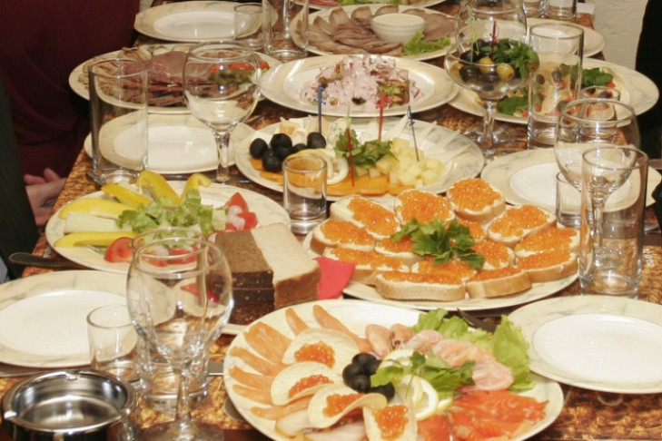 Не садиться за новогодний стол голодными посоветовали новосибирцам в Роспотребнадзоре