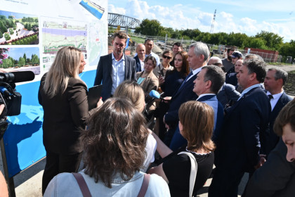 Андрей Травников проверил благоустройство парка «Чемской берег»