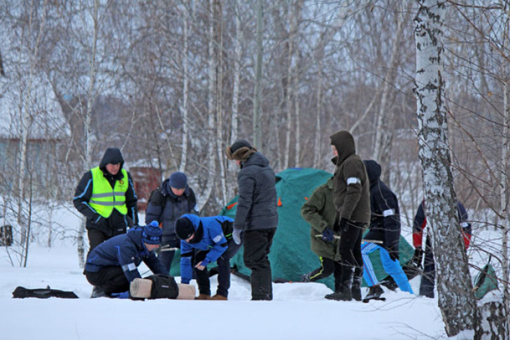 По тонкому льду и бревнам передвигались туристы из Куйбышева