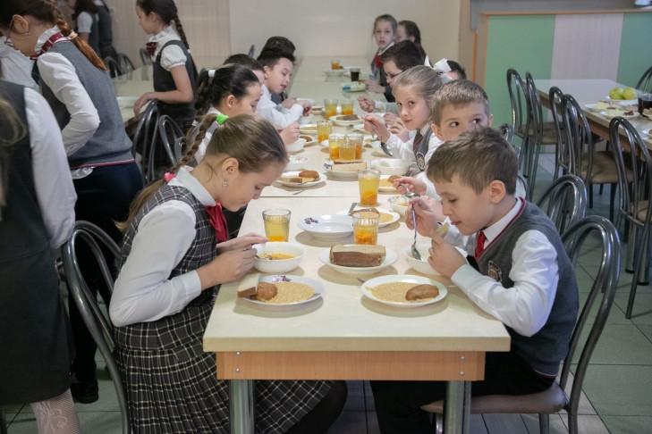 Объемы порций в школьных столовых стали реже занижать в Новосибирске