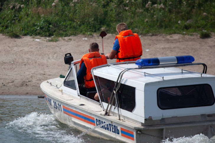 Бурю в море пережили сибиряки в ожидании спасателей