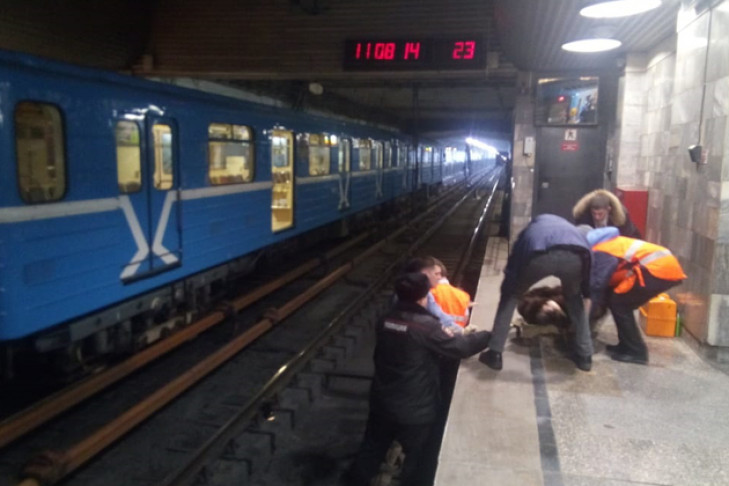 Женщину вытащили из-под колес поезда метро на Речном вокзале