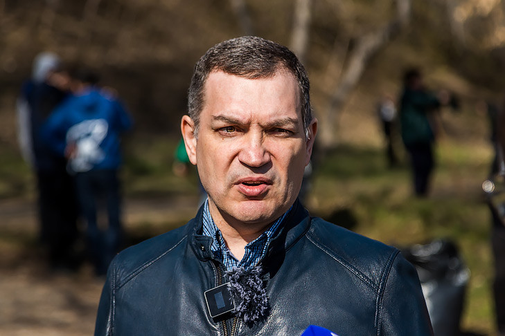 Мэр Новосибирска взял грабли и навел порядок на «Чемском берегу»