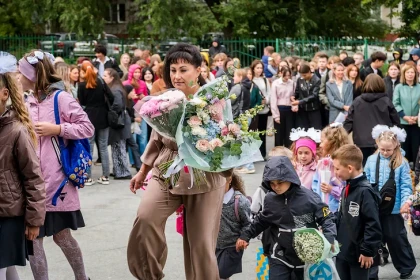 45% жителей Сибирского федерального округа планируют покупать подарки ко Дню учителя