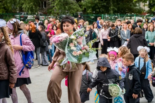 45% жителей Сибирского федерального округа планируют покупать подарки ко Дню учителя