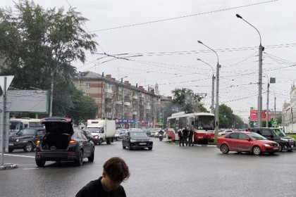 Трамвай №16 загорелся на площади Маркса в Новосибирске