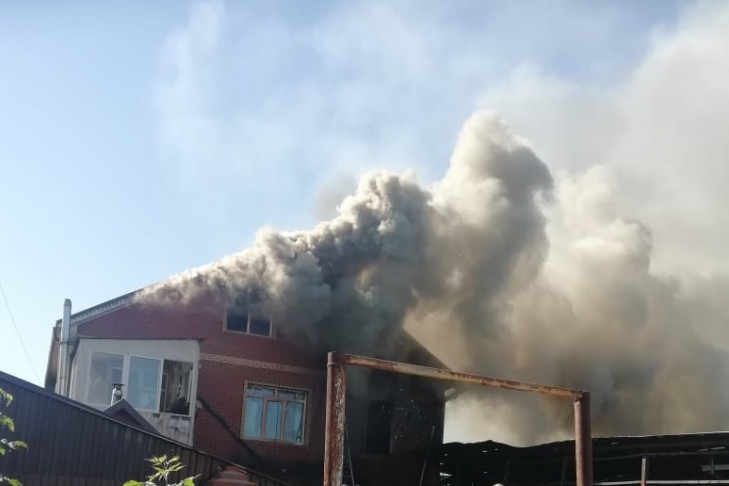 Дом с газовым отоплением сгорел в частном секторе Новосибирска
