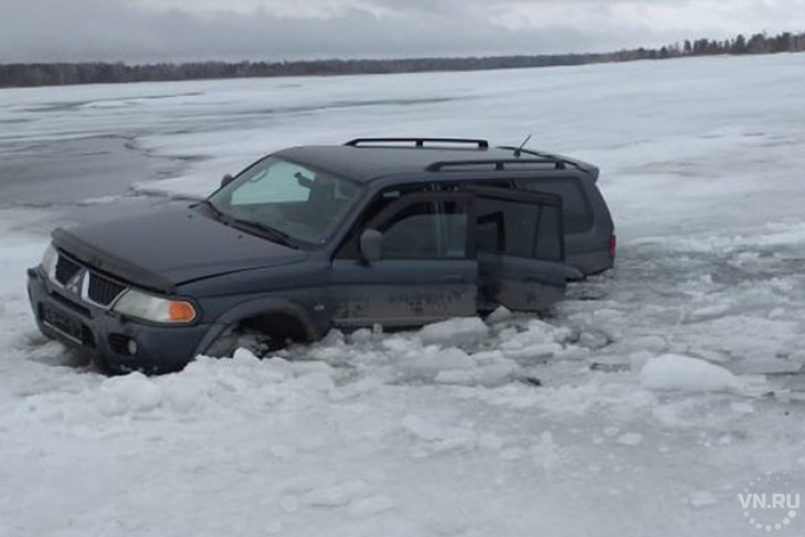 Автомобиль провалился под лед под Бердском