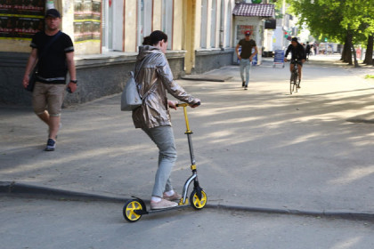 Девочка на самокате и автоледи столкнулись во дворе