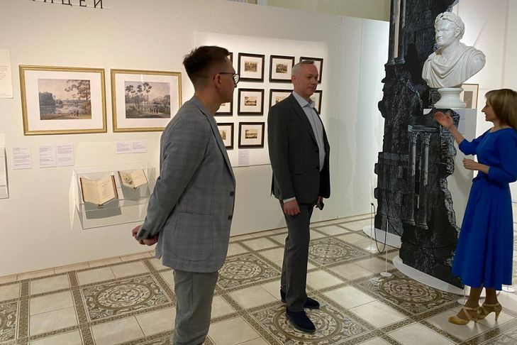 Андрей Травников посетил выставку «Поэт и царь» в «Ночь музеев»-2025