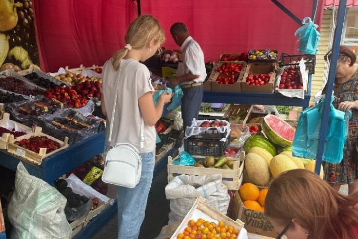 Четыреста кг овощей и фруктов изъяли у торговца-нелегала в Новосибирске