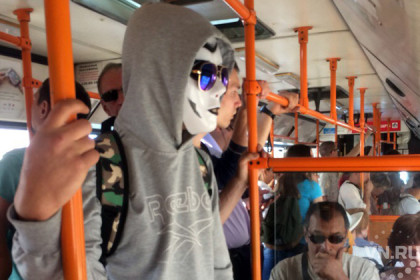 Малахов удивил соцсети фото пассажира в страшной маске