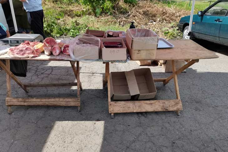 Омича по фамилии Кусливый наказали за торговлю мясом из грязных коробок в Барабинске