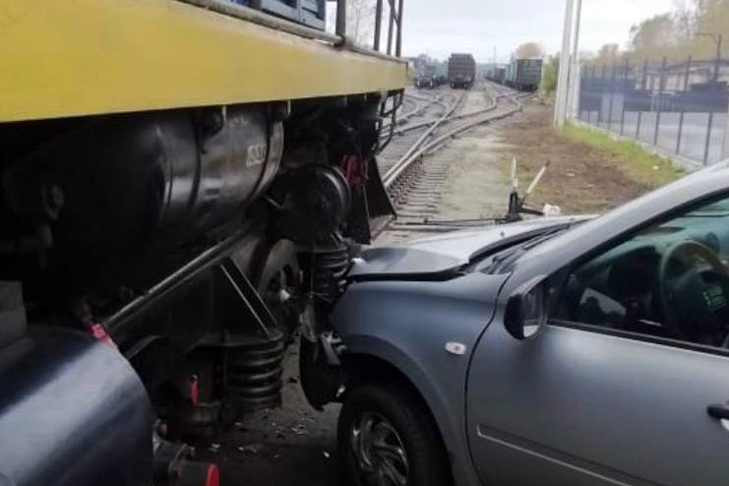 «Лада» столкнулась с локомотивом на переезде в Новосибирске