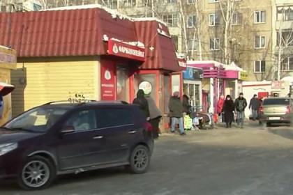 Торговые павильоны лишили тротуара пешеходов на ул. Полтавской