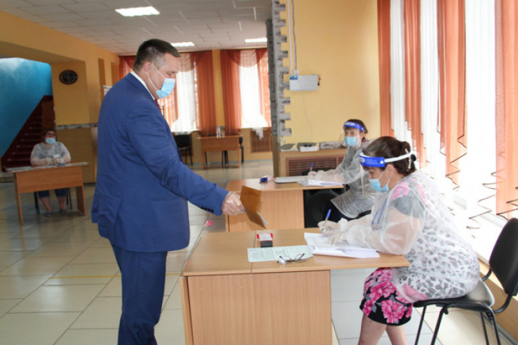 Селяне голосуют по поправкам лучше жителей Новосибирска