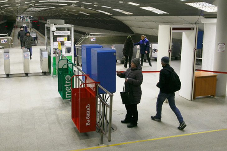Таинственные голубые ящики появились в метро Новосибирска