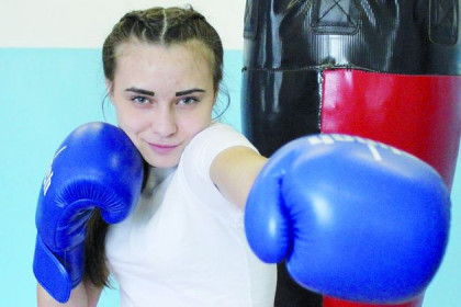 Чемпионкой РФ по боксу стала школьница из Коченево