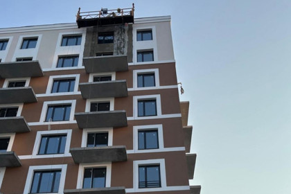 Оборвалась жизнь: рабочий упал с 8 этажа и погиб под Новосибирском