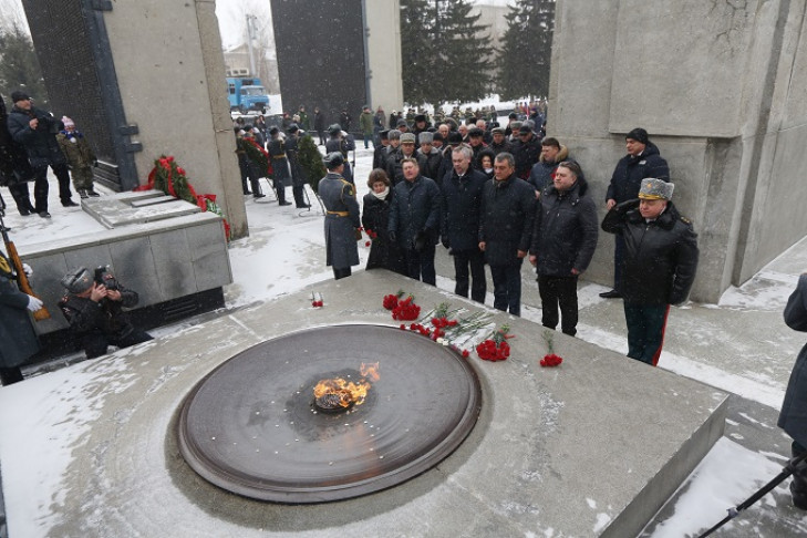 Руководители области возложили цветы к Монументу Славы