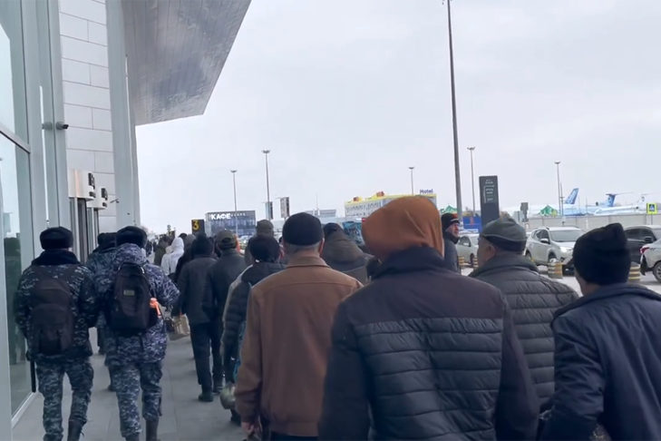 Абориген из Австралии покинул Новосибирск вместе с мигрантами из Средней Азии