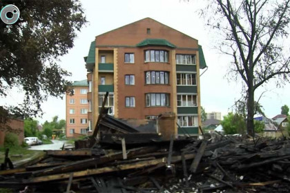 Руины сгоревшего барака преграждают проезд жителям пятиэтажек на Островского