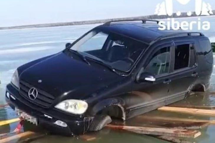 Mercedes провалился под лед на Обском море под Новосибирском