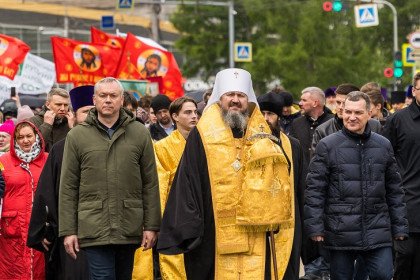 Новосибирцы с губернатором под дождем прошли по центру Крестным ходом 24 мая