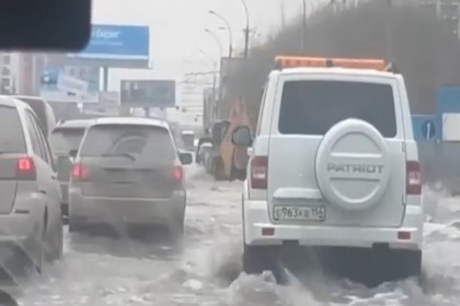 Талые воды хлынули на Ипподромскую в Новосибирске со стороны «Плехановской»
