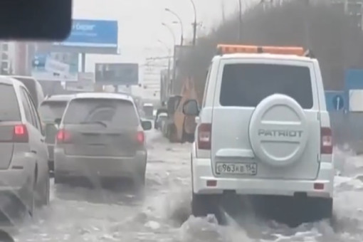 Талые воды хлынули на Ипподромскую в Новосибирске со стороны «Плехановской»
