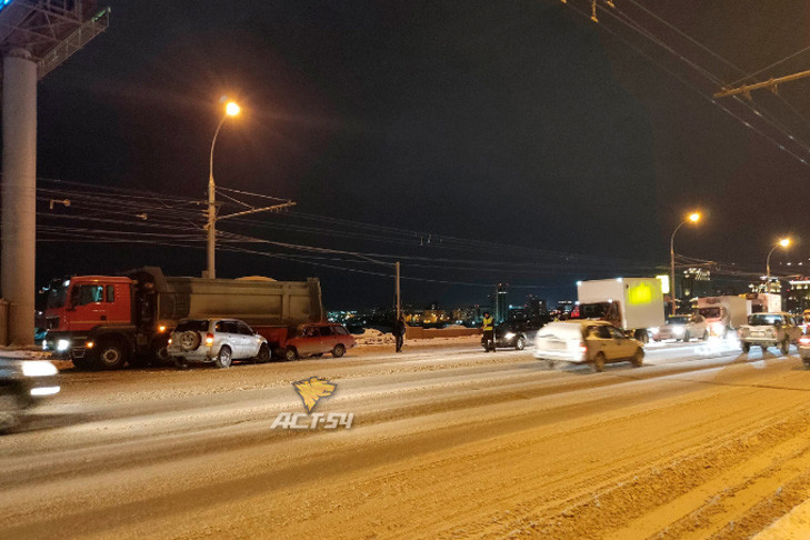 Массовое ДТП произошло на Димитровском мосту в Новосибирске