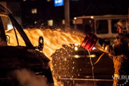 Поджог элитных Audi и Lexus в центре Новосибирска попал на видео