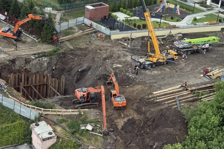 «Портал в ад» открылся из-за мусорной пробки в коллекторе: мэрия Новосибирска