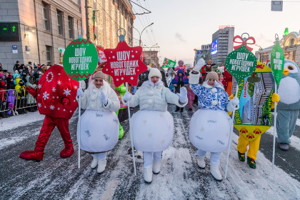 Игрушечный Новосибирск: на площади Ленина прошло новогоднее шоу