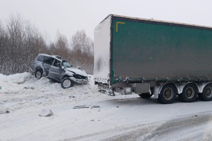 Один погиб: КАМАЗ смял Mitsubishi с людьми на трассе под Новосибирском