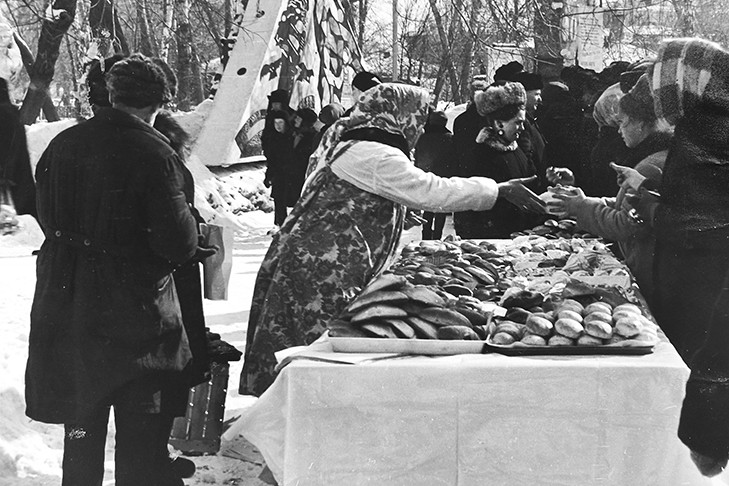 Опубликованы архивные фотографии празднования Масленицы в Новосибирске