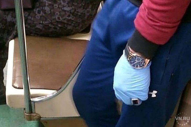 Перстнем поверх перчатки удивил модник пассажиров метро