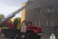Новосибирские спасатели сняли с крыши троих застрявших детей